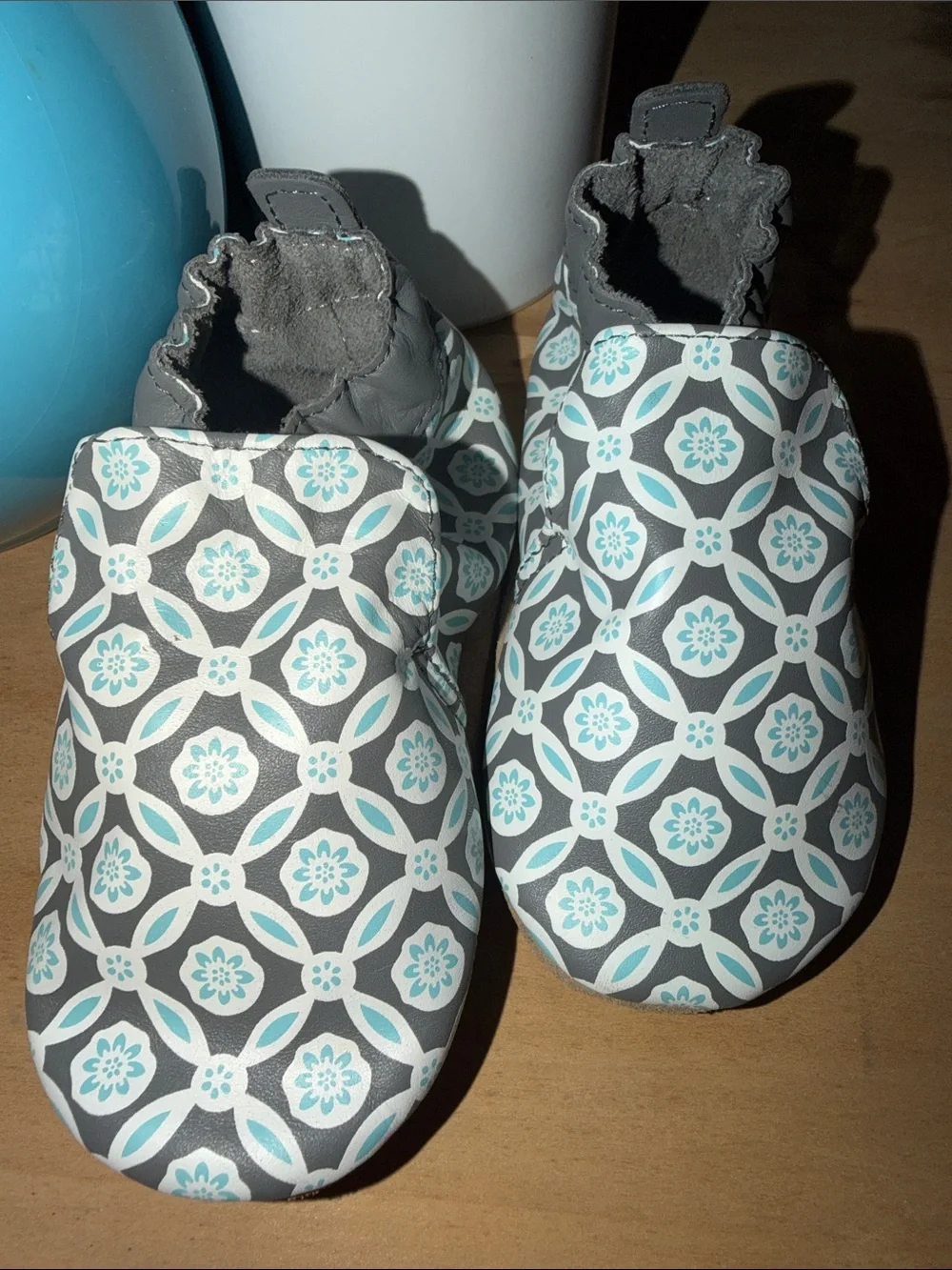 Robeez, NWOT, unisex 18-24 months shoes